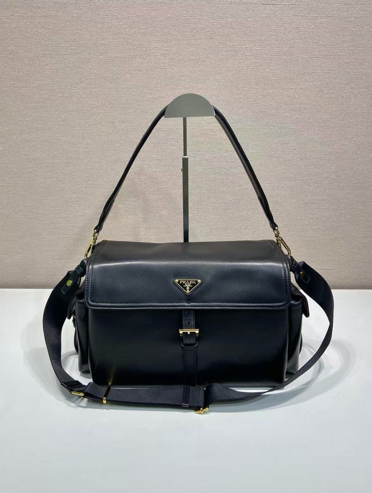 37CM 普拉达 PRADA Explore Re-Nyloni 邮差斜跨手提 女包 黑色羊皮  H0-1BD391_2DX8_F0002