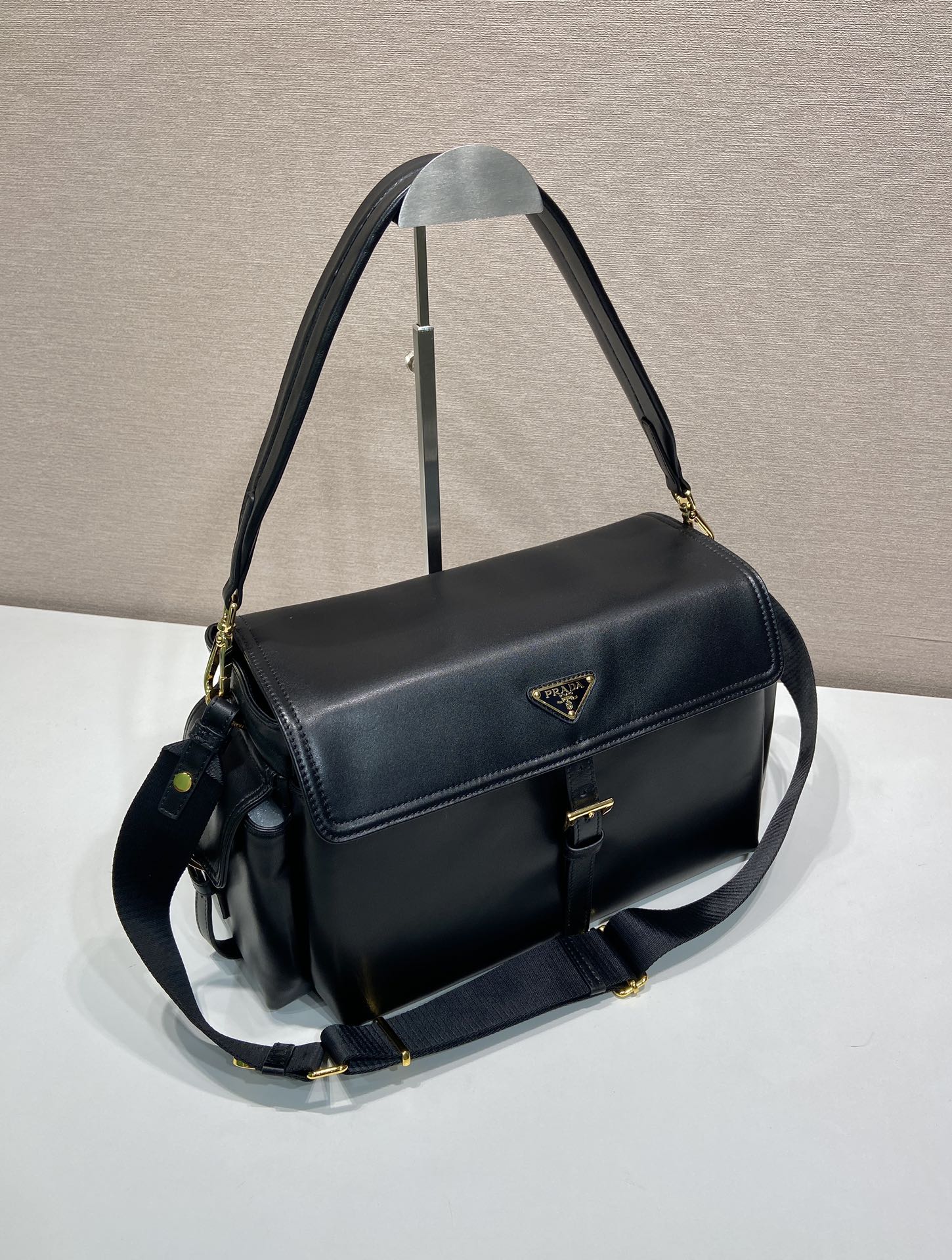37CM 普拉达 PRADA Explore Re-Nyloni 邮差斜跨手提 女包 黑色羊皮  H0-1BD391_2DX8_F0002
