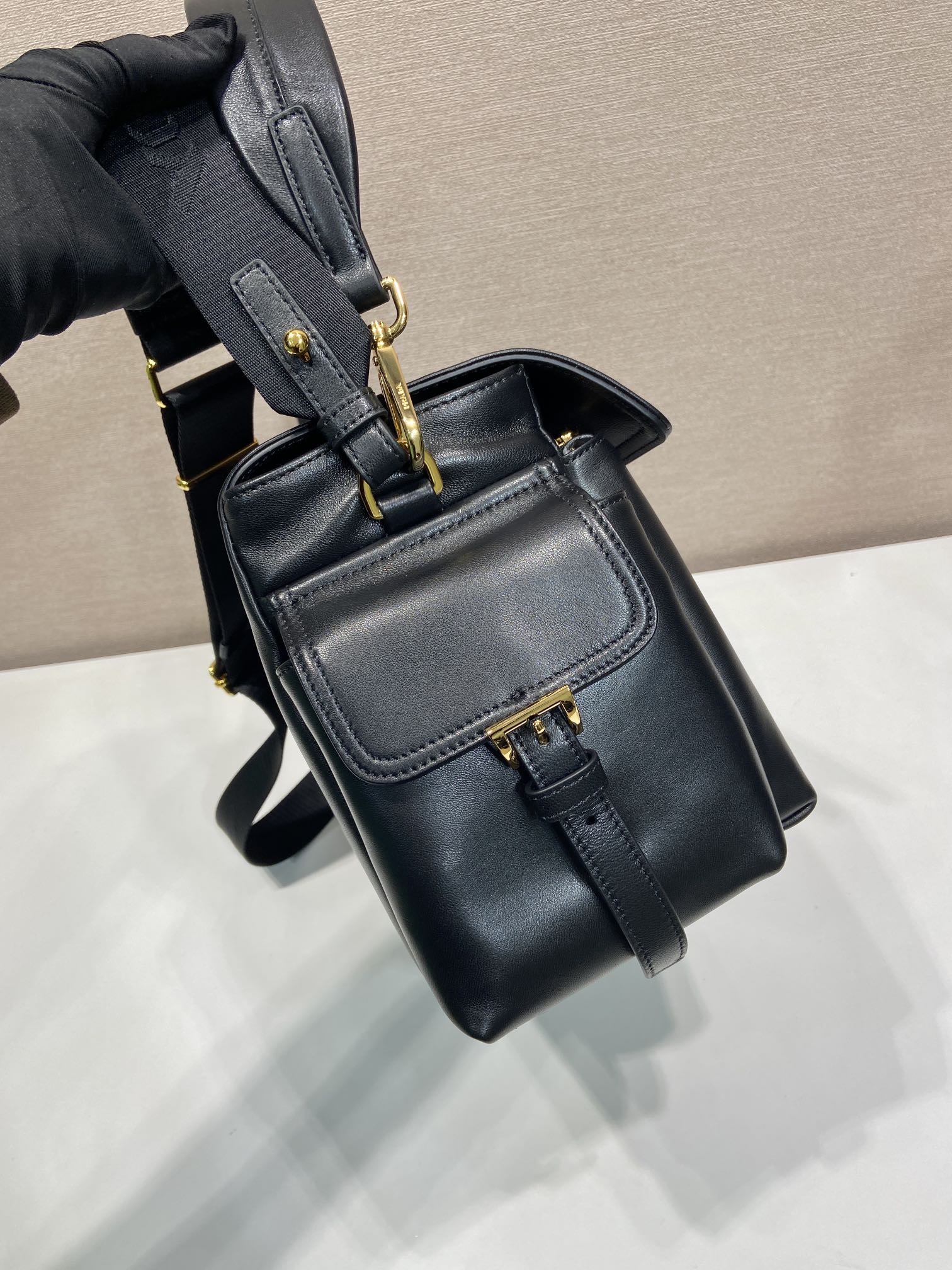 37CM 普拉达 PRADA Explore Re-Nyloni 邮差斜跨手提 女包 黑色羊皮  H0-1BD391_2DX8_F0002