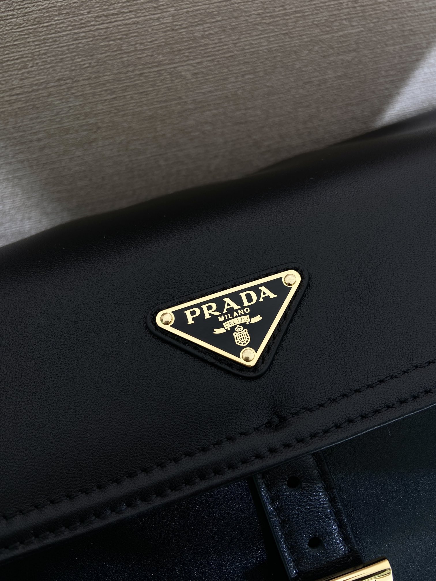 37CM 普拉达 PRADA Explore Re-Nyloni 邮差斜跨手提 女包 黑色羊皮  H0-1BD391_2DX8_F0002