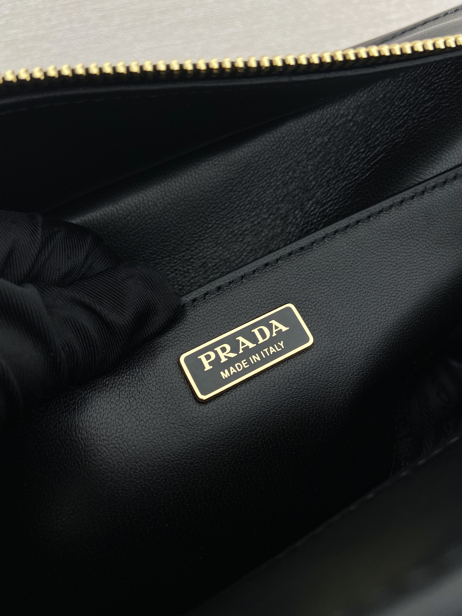 37CM 普拉达 PRADA Explore Re-Nyloni 邮差斜跨手提 女包 黑色羊皮  H0-1BD391_2DX8_F0002