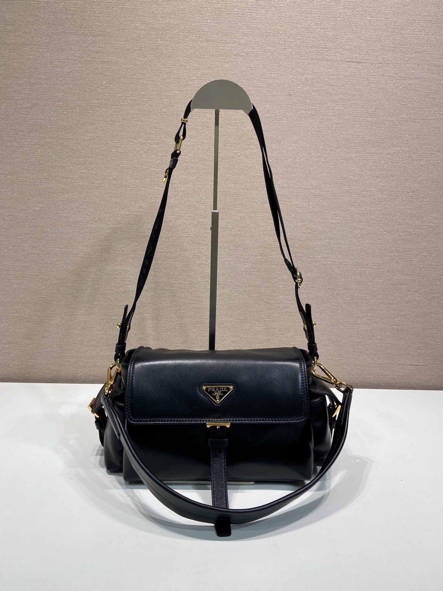 30CM 普拉达 PRADA Re-Nyloni 邮差斜跨手提 女包 黑色 羊皮  F0-1BD394_2DX8_F0002