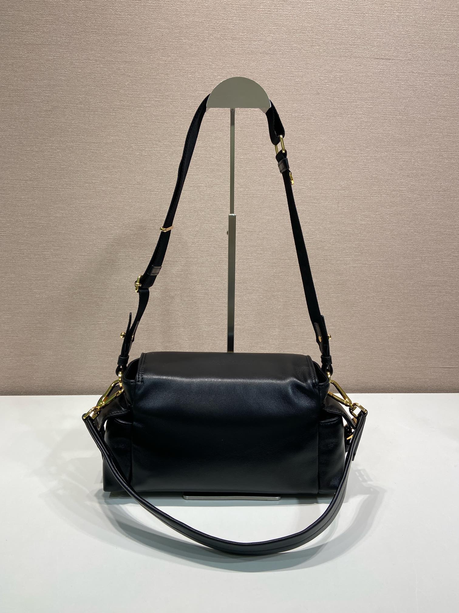 30CM 普拉达 PRADA Re-Nyloni 邮差斜跨手提 女包 黑色 羊皮  F0-1BD394_2DX8_F0002