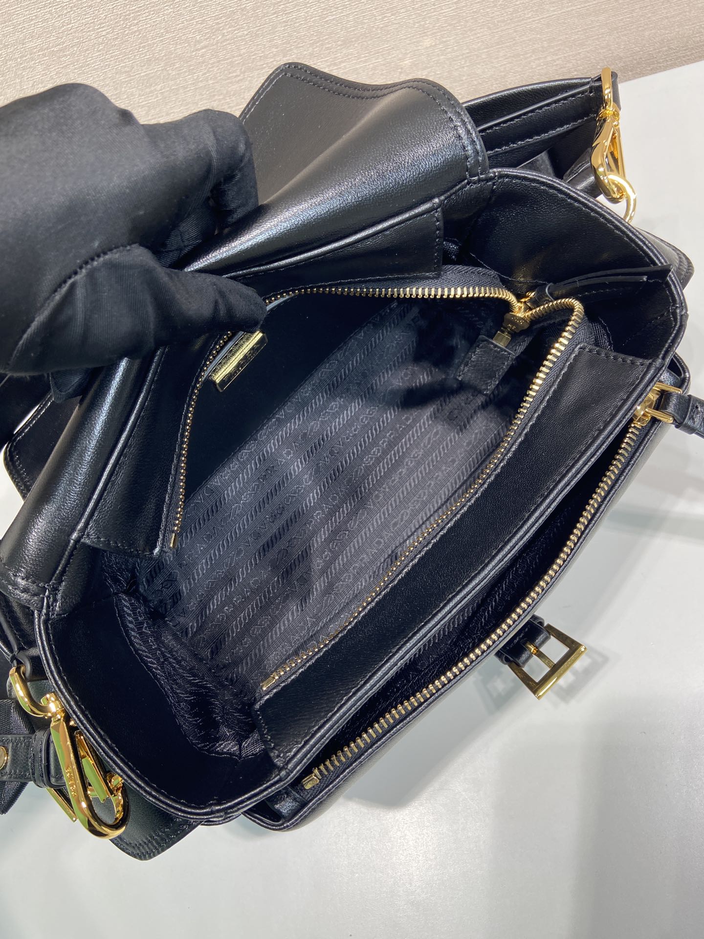 30CM 普拉达 PRADA Re-Nyloni 邮差斜跨手提 女包 黑色 羊皮  F0-1BD394_2DX8_F0002