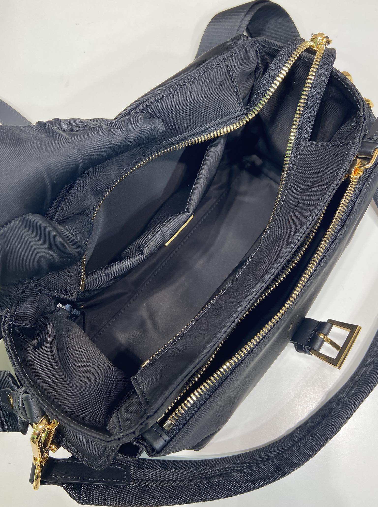 30CM 普拉达 PRADA Re-Nyloni 邮差斜跨手提 女包 黑色尼龙  F0-1BD394_RDLN_F0002