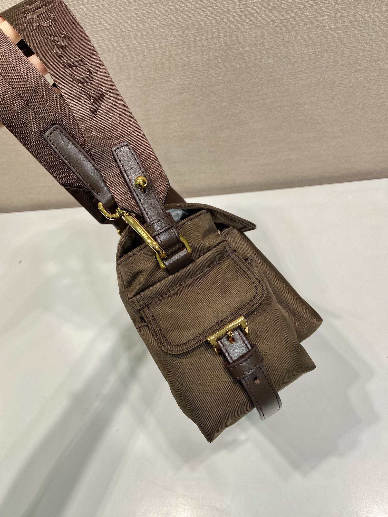 30CM 普拉达 PRADA Re-Nyloni 邮差斜跨手提 女包 褐色尼龙  F0-1BD394_RDLN_F0038_V_NOO