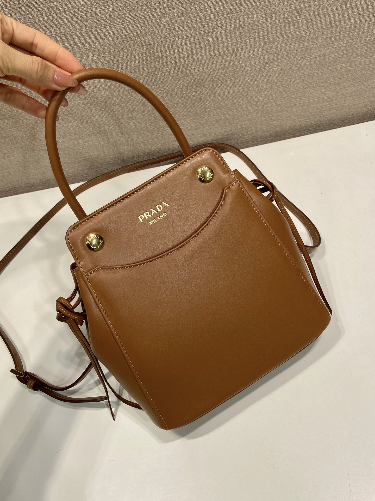 mini 普拉达 PRADA CarryI 斜跨手提 女包 干邑色 皮革 H0-1BA496_2C6A_F0046_V_OOO