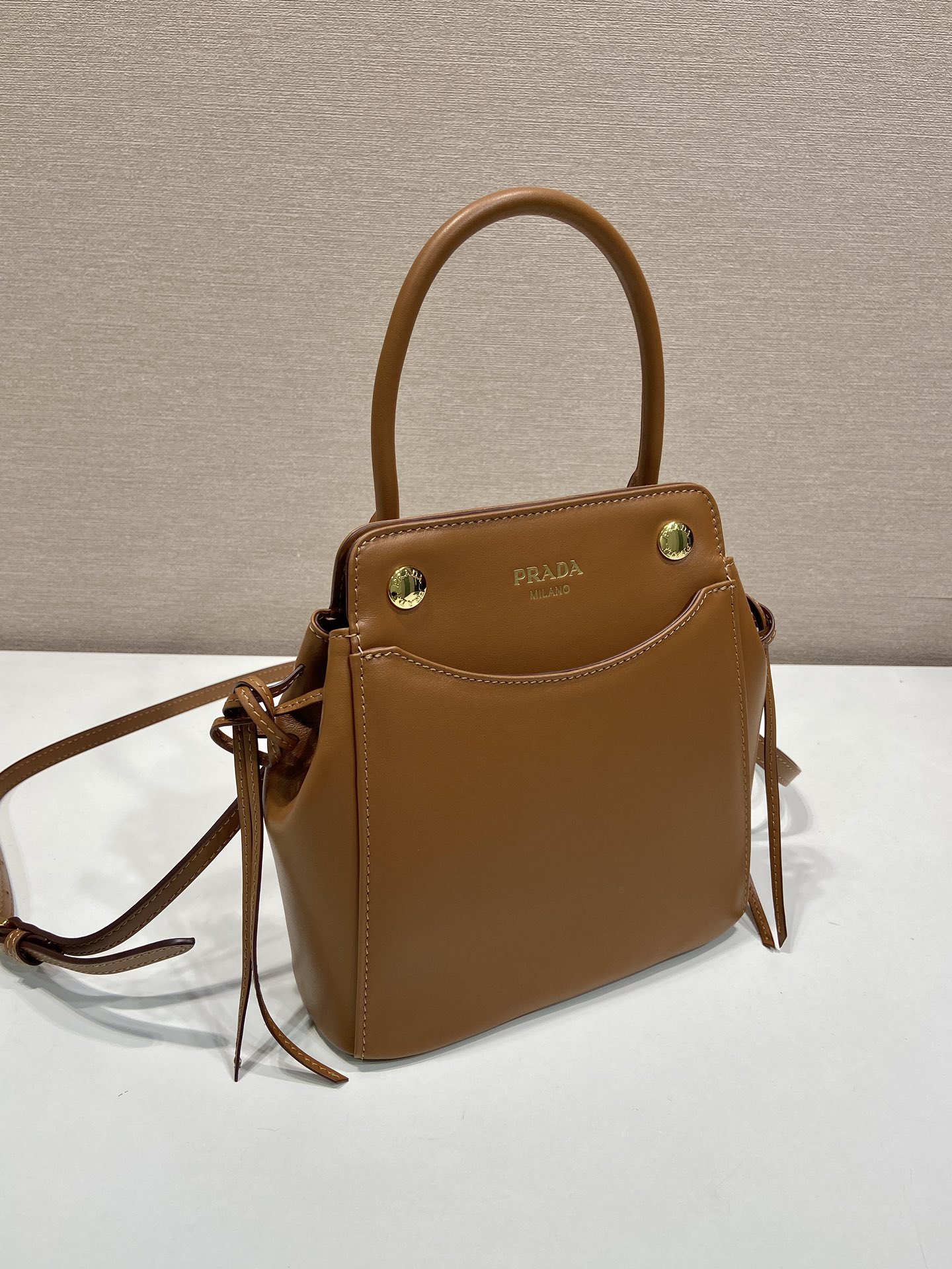 mini 普拉达 PRADA CarryI 斜跨手提 女包 干邑色 皮革 H0-1BA496_2C6A_F0046_V_OOO