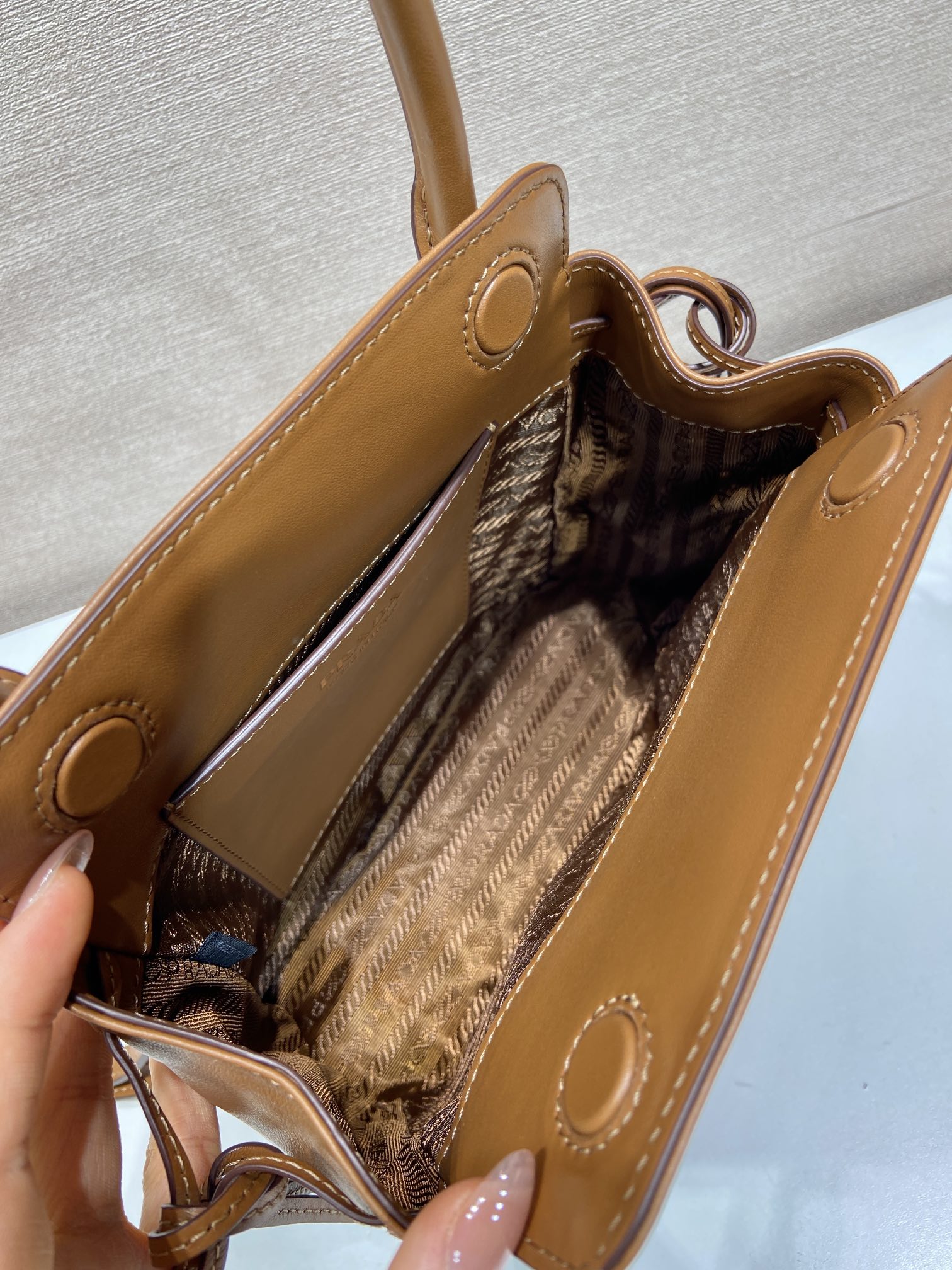 mini 普拉达 PRADA CarryI 斜跨手提 女包 干邑色 皮革 H0-1BA496_2C6A_F0046_V_OOO