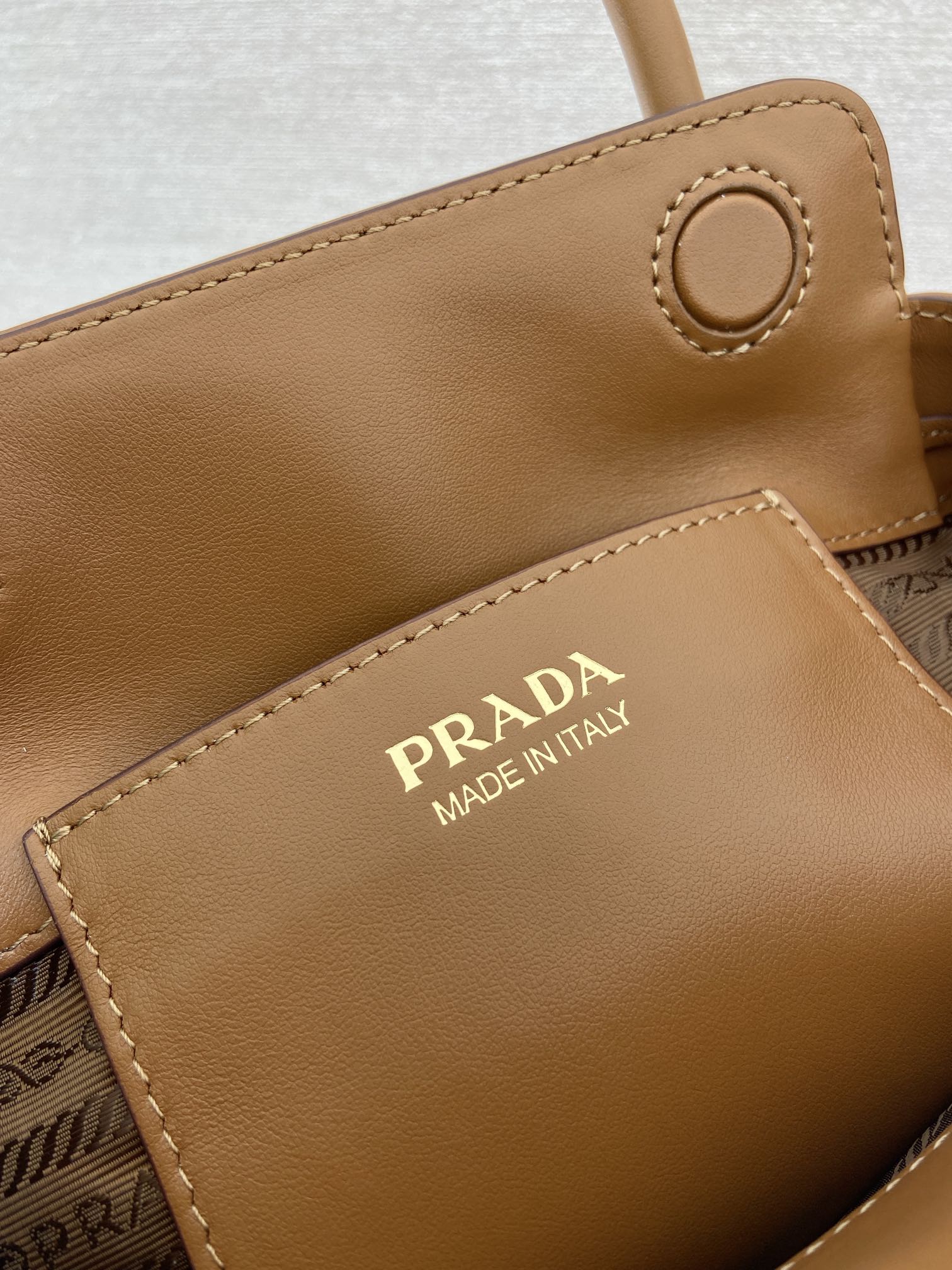 mini 普拉达 PRADA CarryI 斜跨手提 女包 干邑色 皮革 H0-1BA496_2C6A_F0046_V_OOO