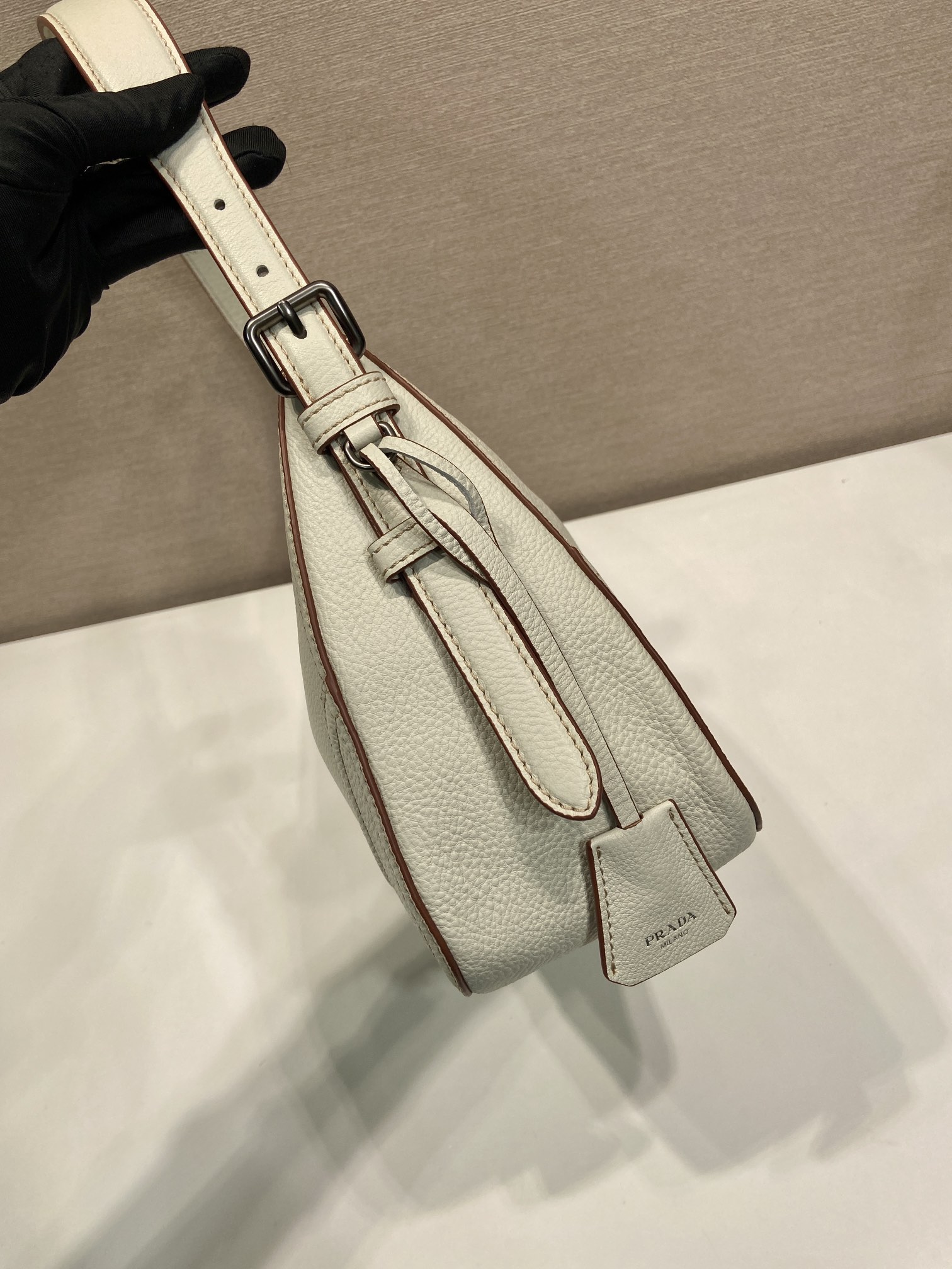 普拉达 PRADA Aimee 单肩手提 女包  米色 皮革 H0-1BC280_2HIK_F0K74_V_OOO