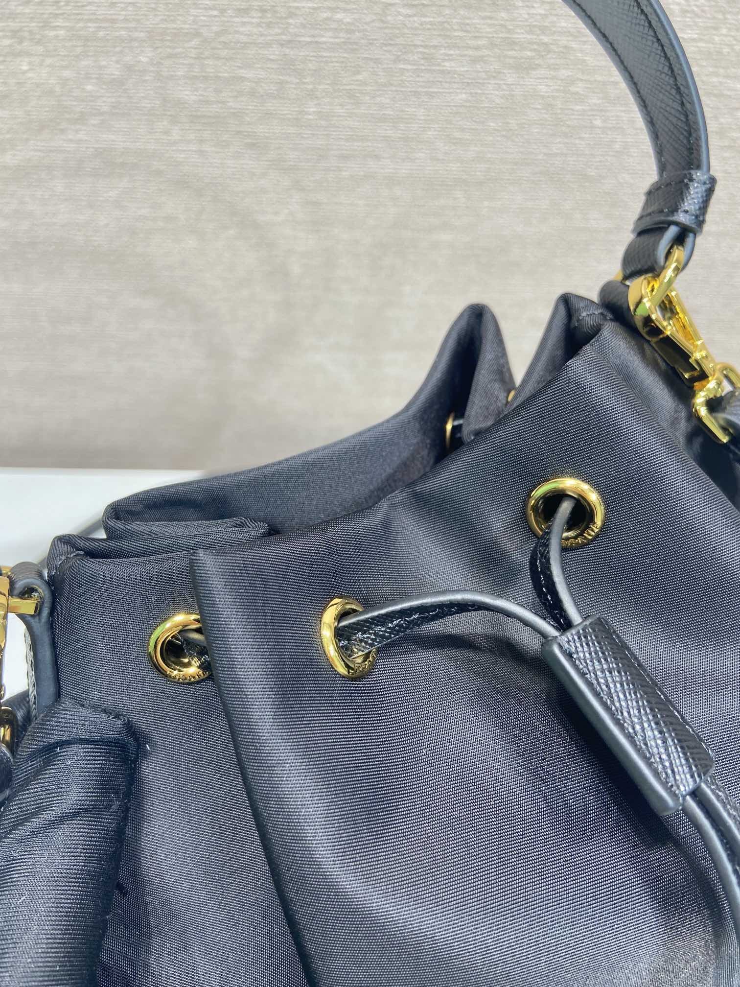 普拉达 PRADA DuetRe-Nylon 水桶 手提 斜跨  女包 黑色 尼龙 F0-1BH038_RV44_F0002