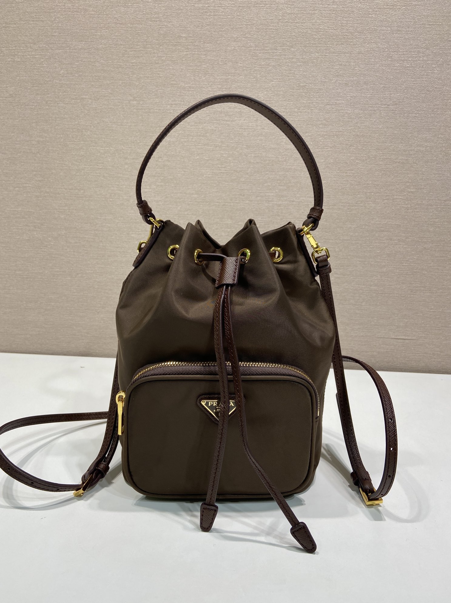 普拉达 PRADA DuetRe-Nylon 水桶 手提 斜跨  女包 深棕色 尼龙 F0-1BH038 