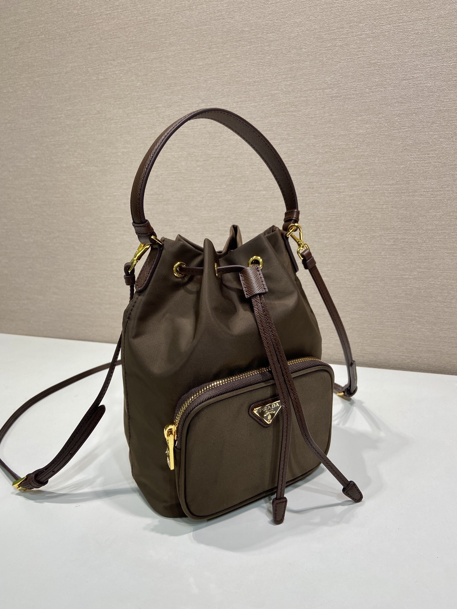 普拉达 PRADA DuetRe-Nylon 水桶 手提 斜跨  女包 深棕色 尼龙 F0-1BH038 
