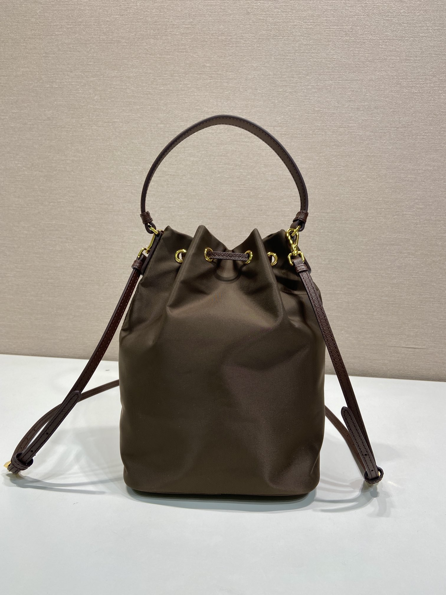 普拉达 PRADA DuetRe-Nylon 水桶 手提 斜跨  女包 深棕色 尼龙 F0-1BH038 