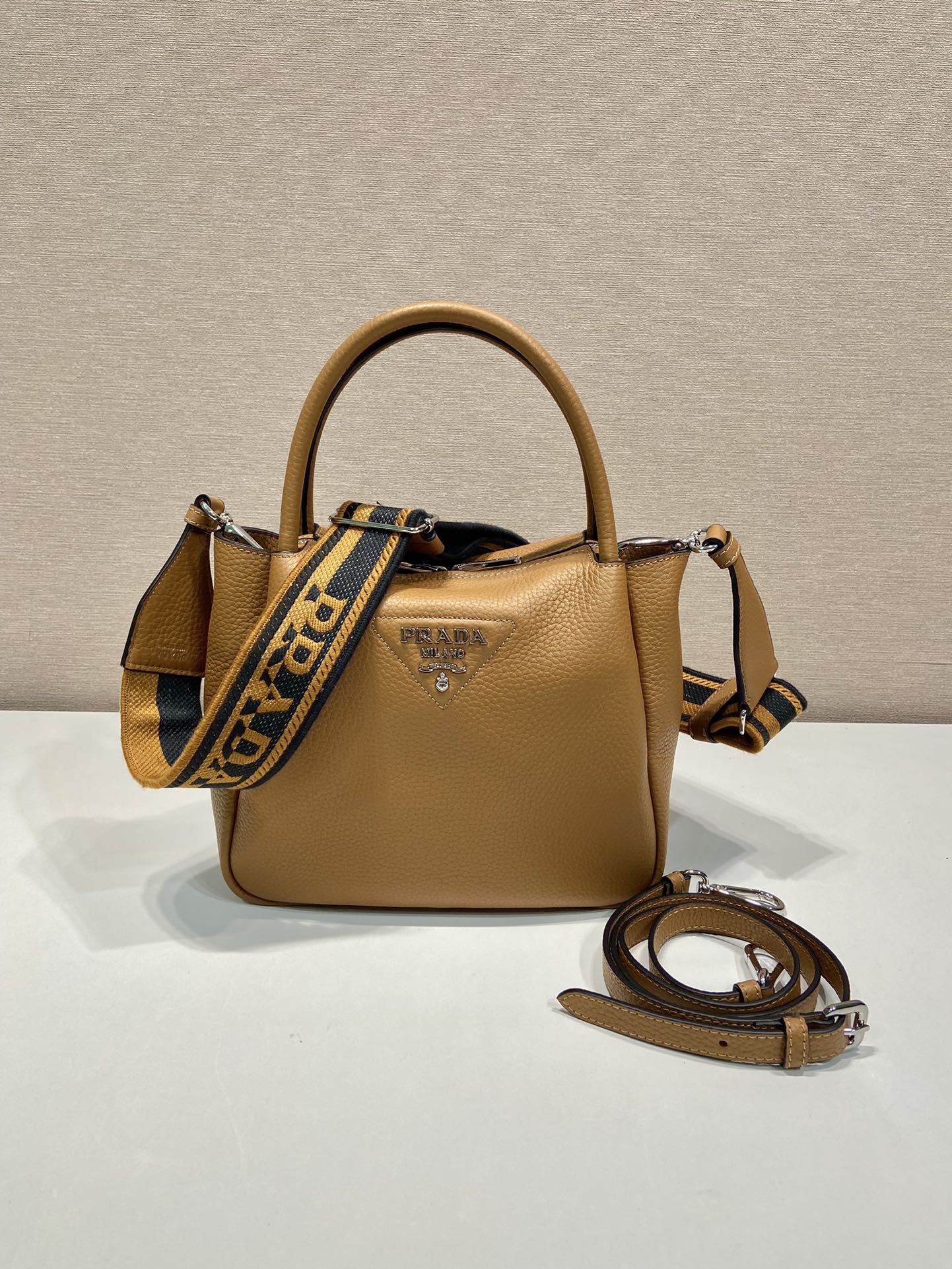 小号 普拉达 PRADA DuetRe-Nylon 水桶 手提 斜跨  女包 焦糖色 皮质 H0-1BC145_2DKV_F03V8_V_7NM