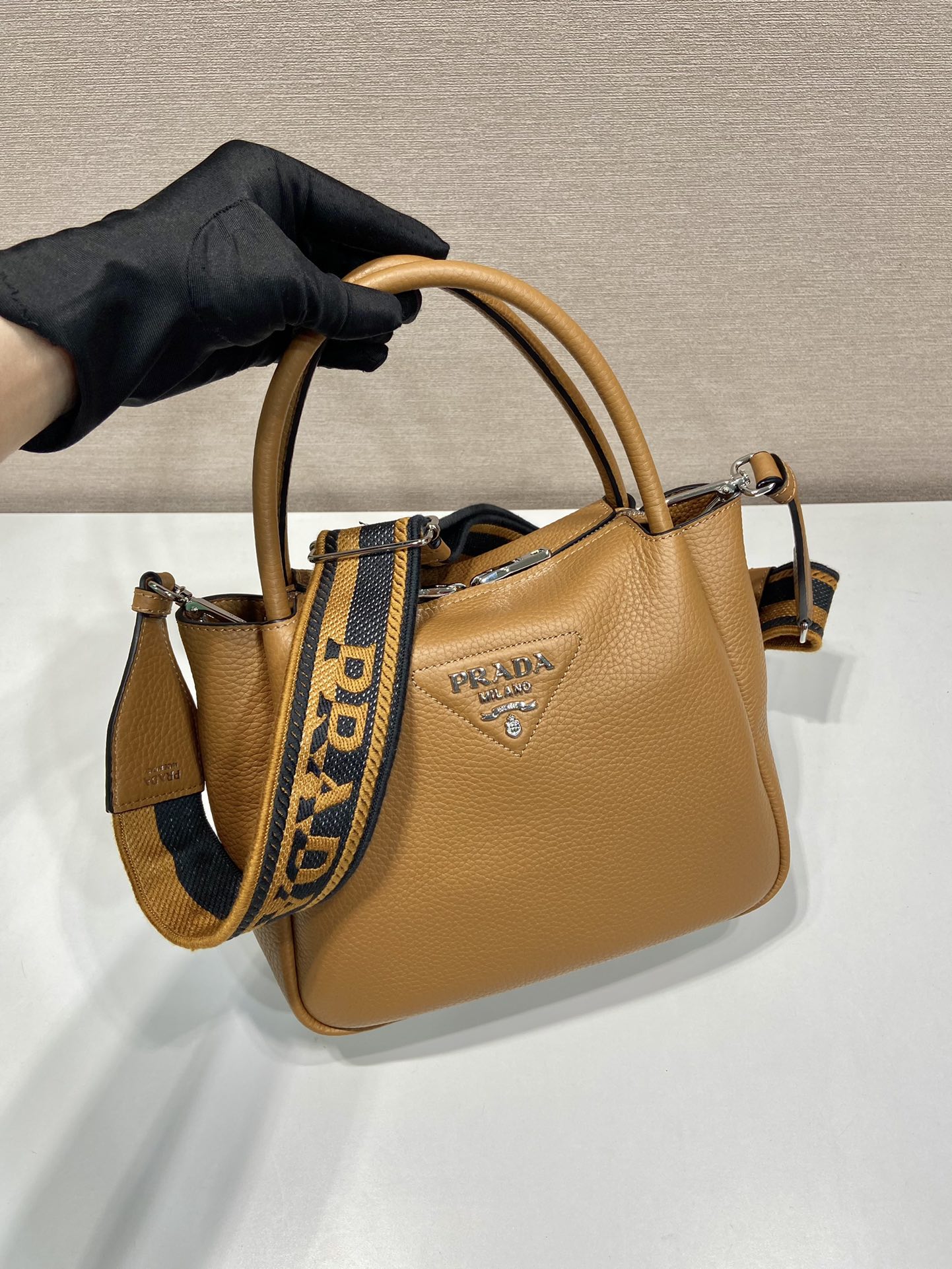 小号 普拉达 PRADA DuetRe-Nylon 水桶 手提 斜跨  女包 焦糖色 皮质 H0-1BC145_2DKV_F03V8_V_7NM