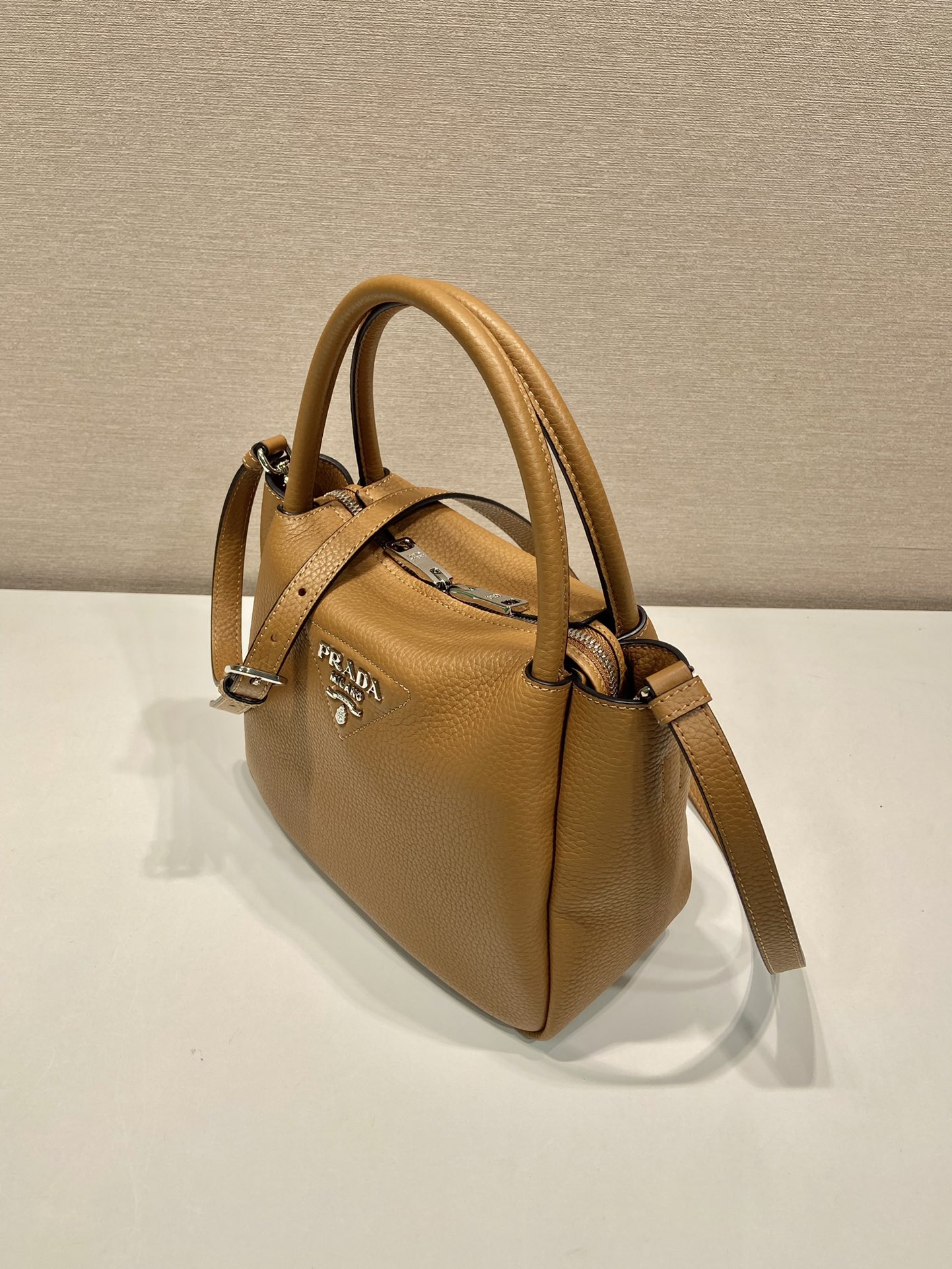 小号 普拉达 PRADA DuetRe-Nylon 水桶 手提 斜跨  女包 焦糖色 皮质 H0-1BC145_2DKV_F03V8_V_7NM