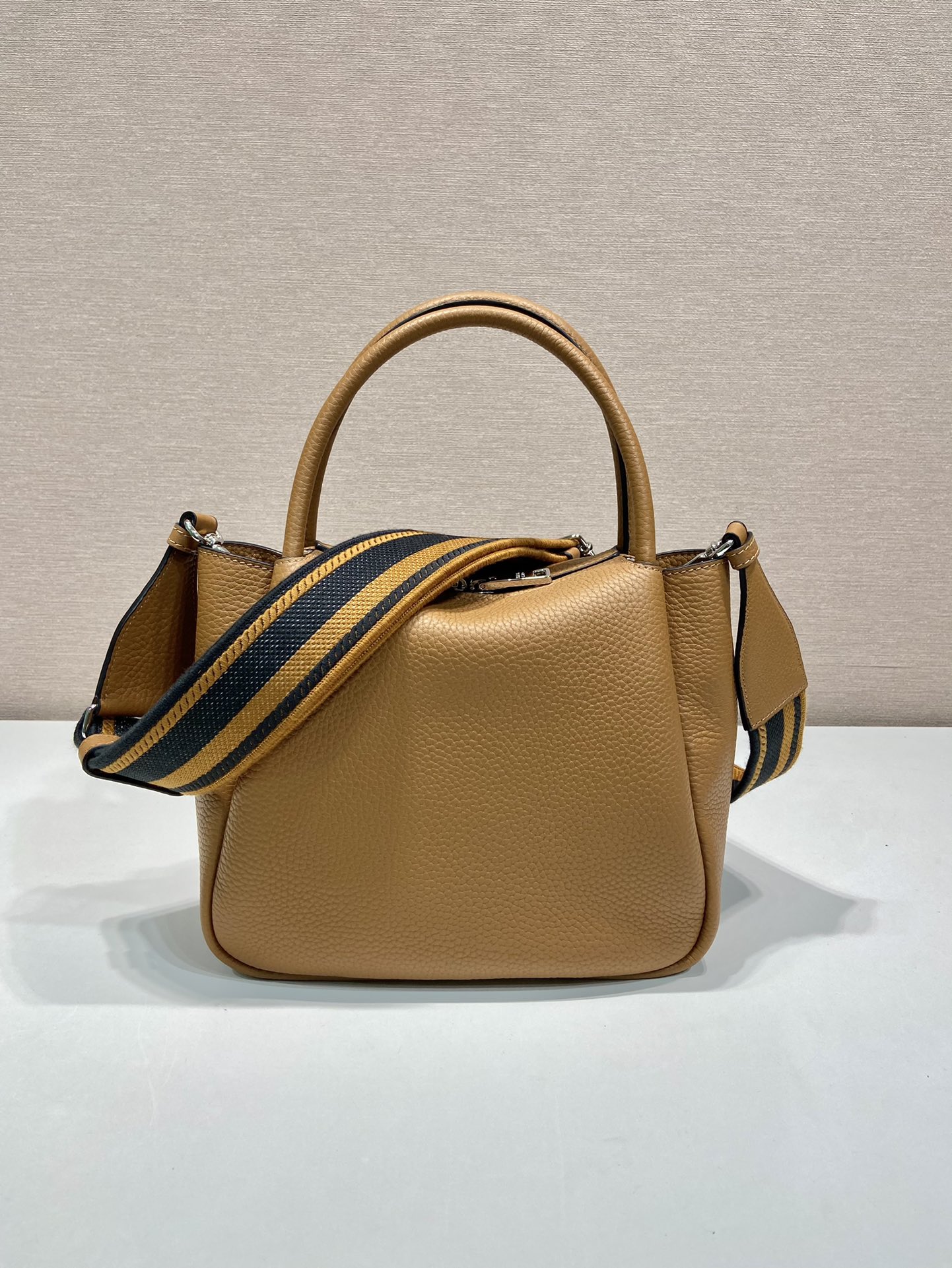 小号 普拉达 PRADA DuetRe-Nylon 水桶 手提 斜跨  女包 焦糖色 皮质 H0-1BC145_2DKV_F03V8_V_7NM