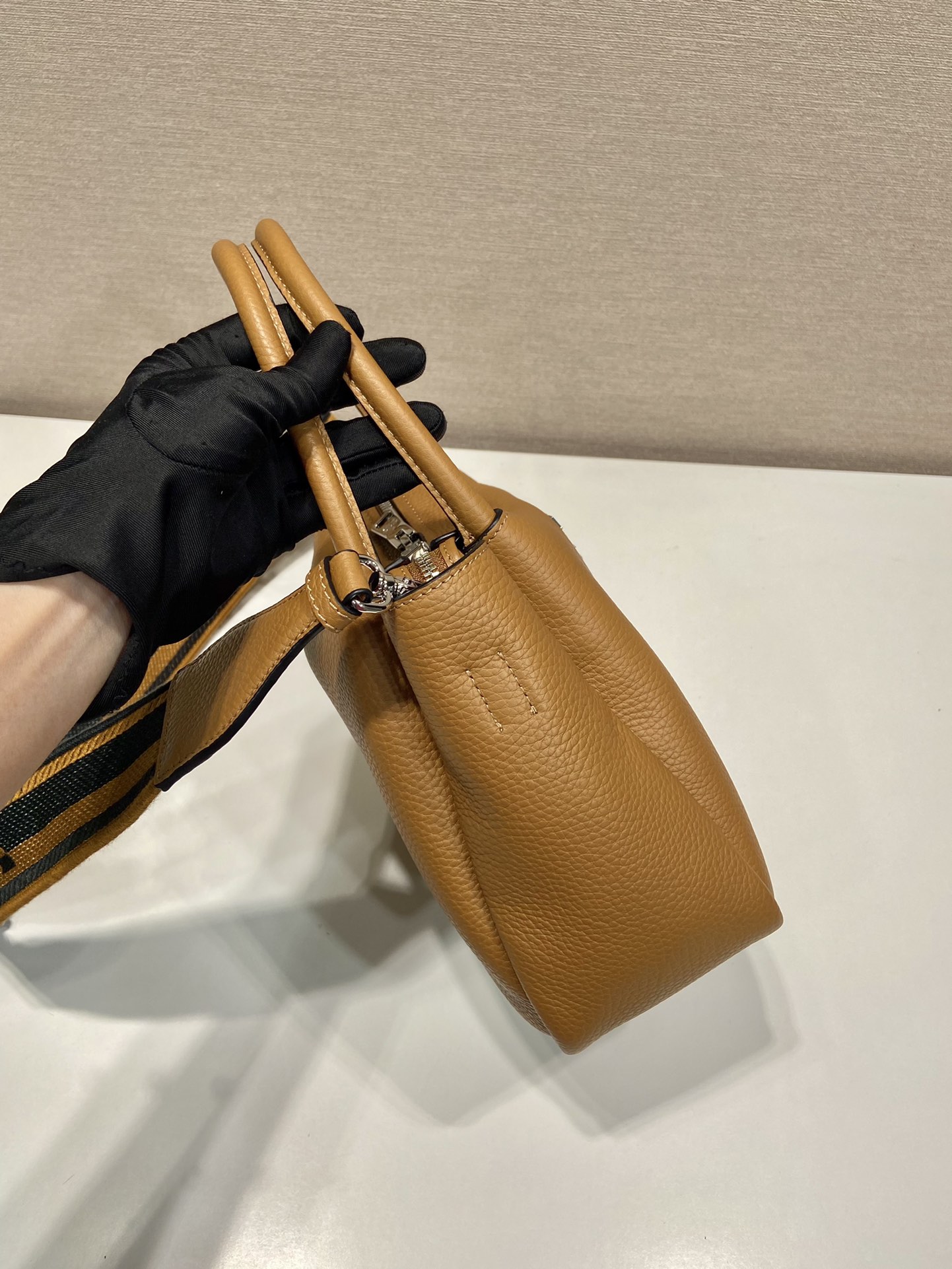 小号 普拉达 PRADA DuetRe-Nylon 水桶 手提 斜跨  女包 焦糖色 皮质 H0-1BC145_2DKV_F03V8_V_7NM
