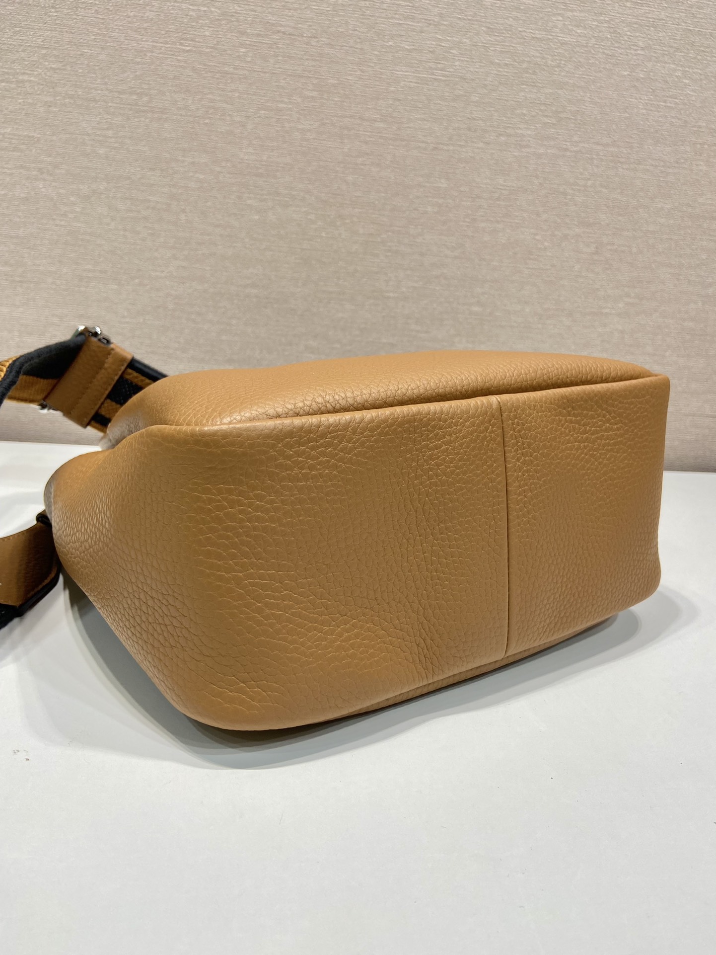 小号 普拉达 PRADA DuetRe-Nylon 水桶 手提 斜跨  女包 焦糖色 皮质 H0-1BC145_2DKV_F03V8_V_7NM