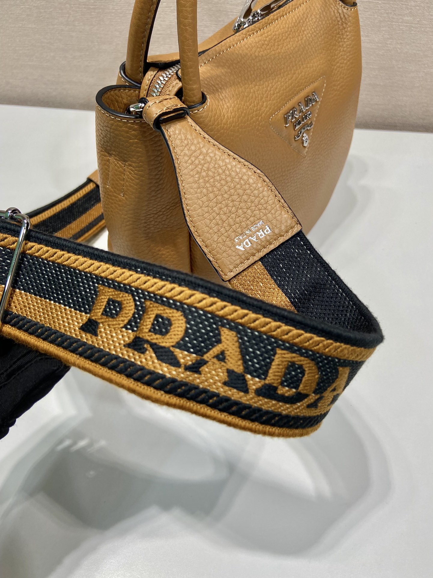 小号 普拉达 PRADA DuetRe-Nylon 水桶 手提 斜跨  女包 焦糖色 皮质 H0-1BC145_2DKV_F03V8_V_7NM