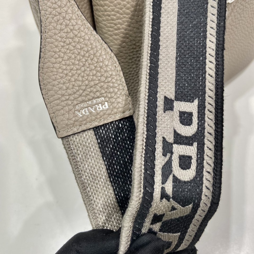 小号 普拉达 PRADA  手提 斜跨  女包 泥灰色 皮质 H0-1BC145_2DKV_F0572_V_3OO
