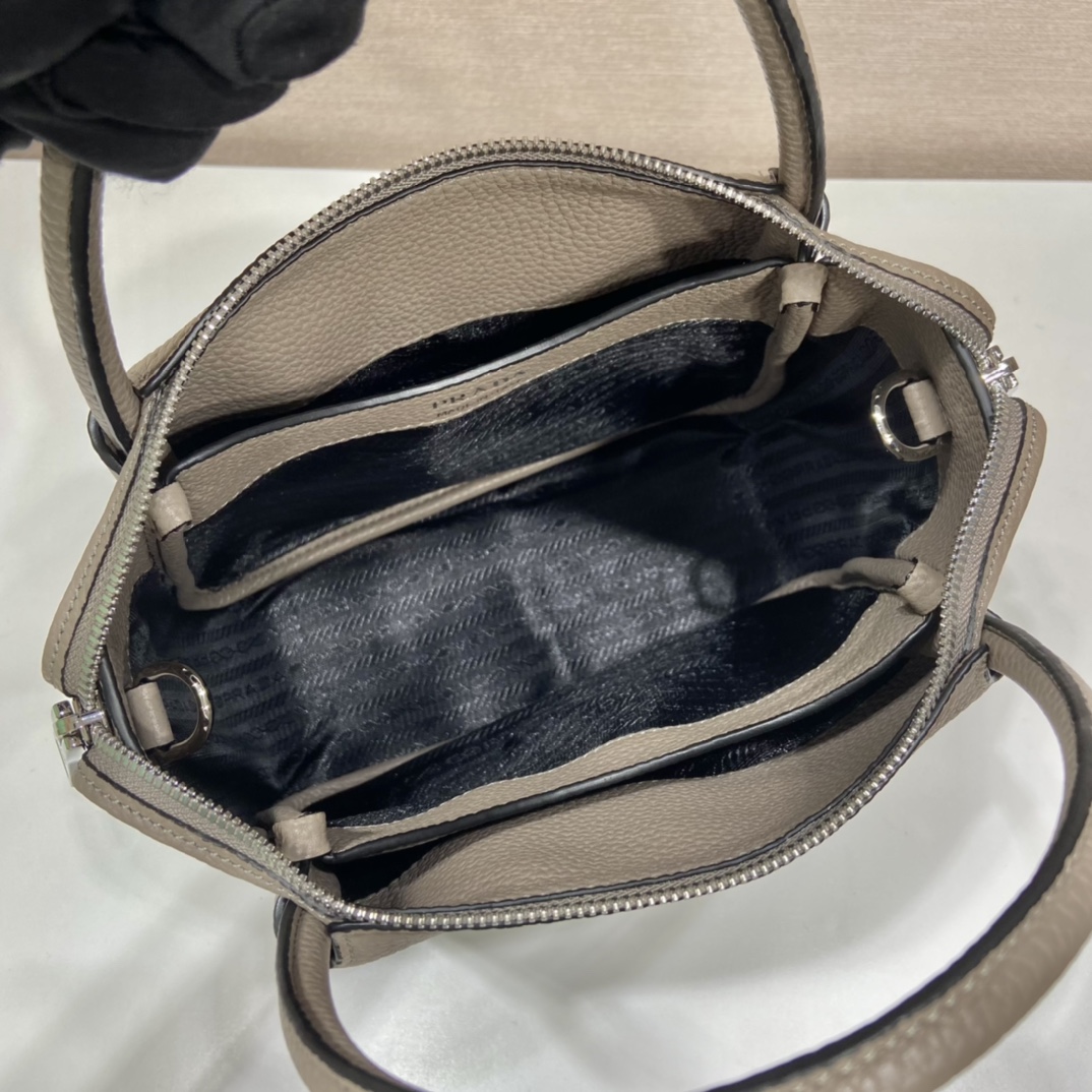 小号 普拉达 PRADA  手提 斜跨  女包 泥灰色 皮质 H0-1BC145_2DKV_F0572_V_3OO
