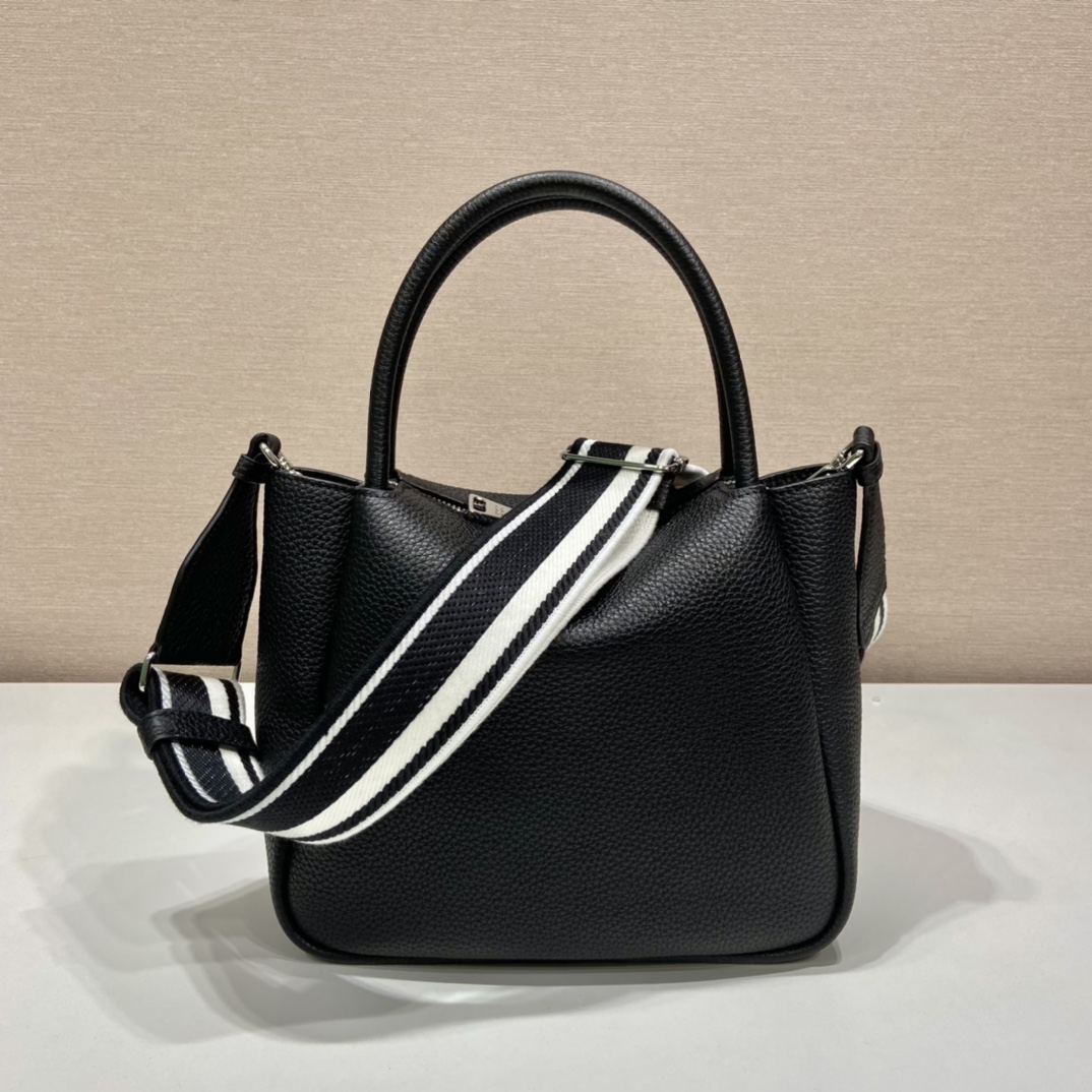 小号 普拉达 PRADA  手提 斜跨  女包 黑色色 皮质 H0-1BC145_2DKV_F0002_V_3OO