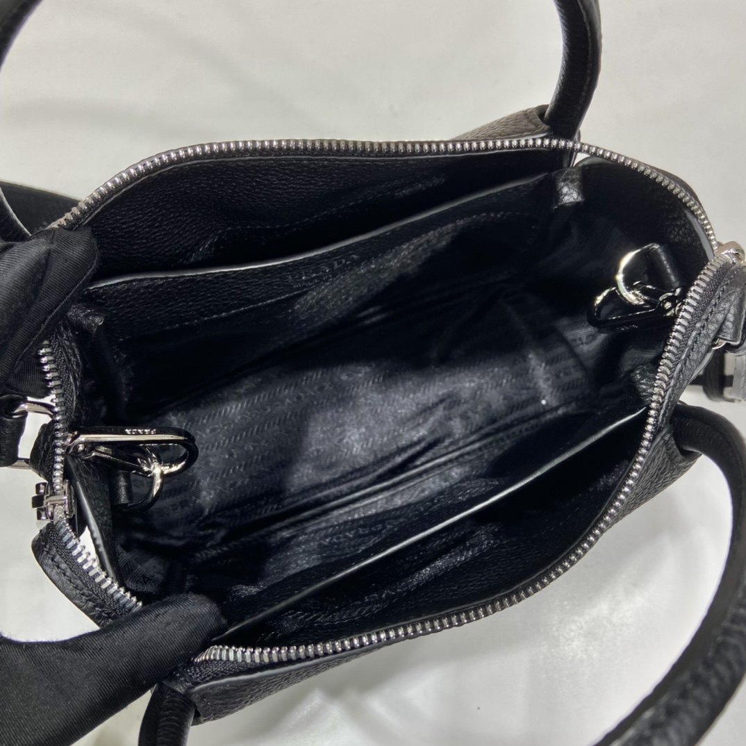 小号 普拉达 PRADA  手提 斜跨  女包 黑色色 皮质 H0-1BC145_2DKV_F0002_V_3OO