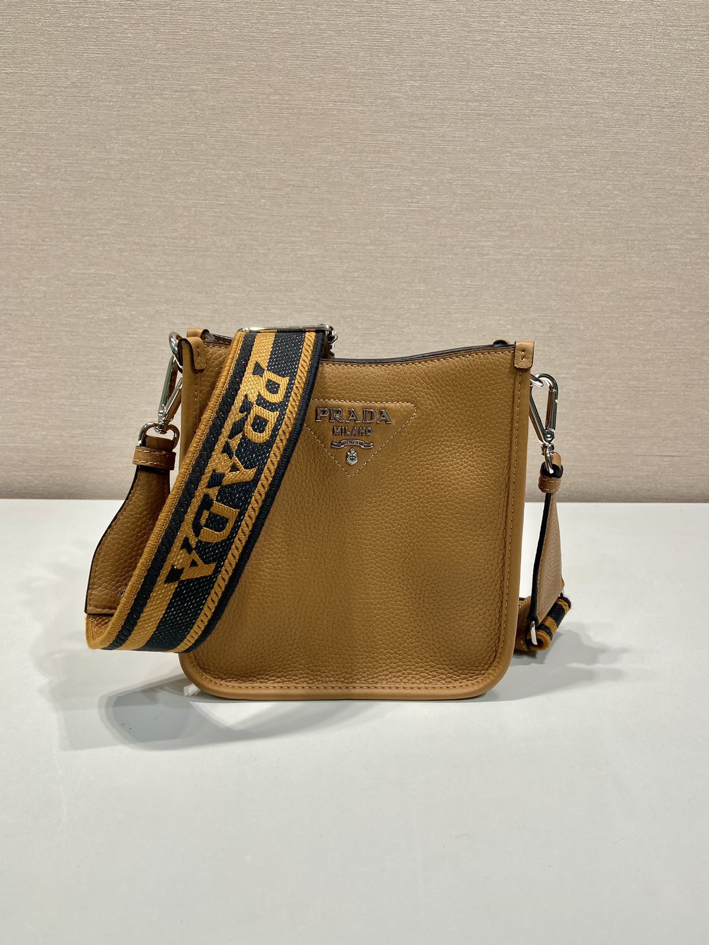  （双肩带-银logo）mini 普拉达 PRADA   斜跨 女包 焦糖色 皮质 H0-1BH191_2DKV_F02Z8_V_3OO