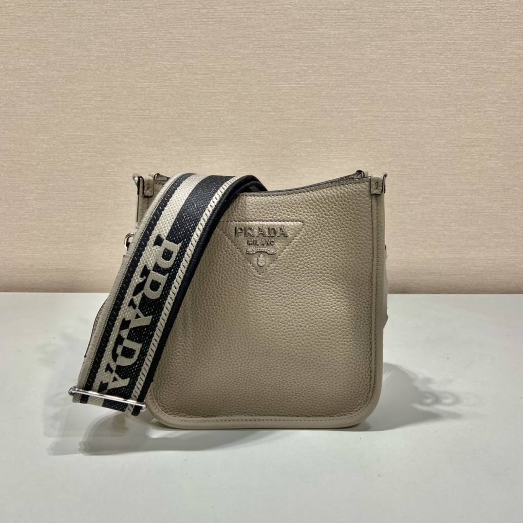 （双肩带-银logo）mini 普拉达 PRADA   斜跨 女包 浅灰色 皮质 H0-1BH191_2DKV_F0572_V_3OO