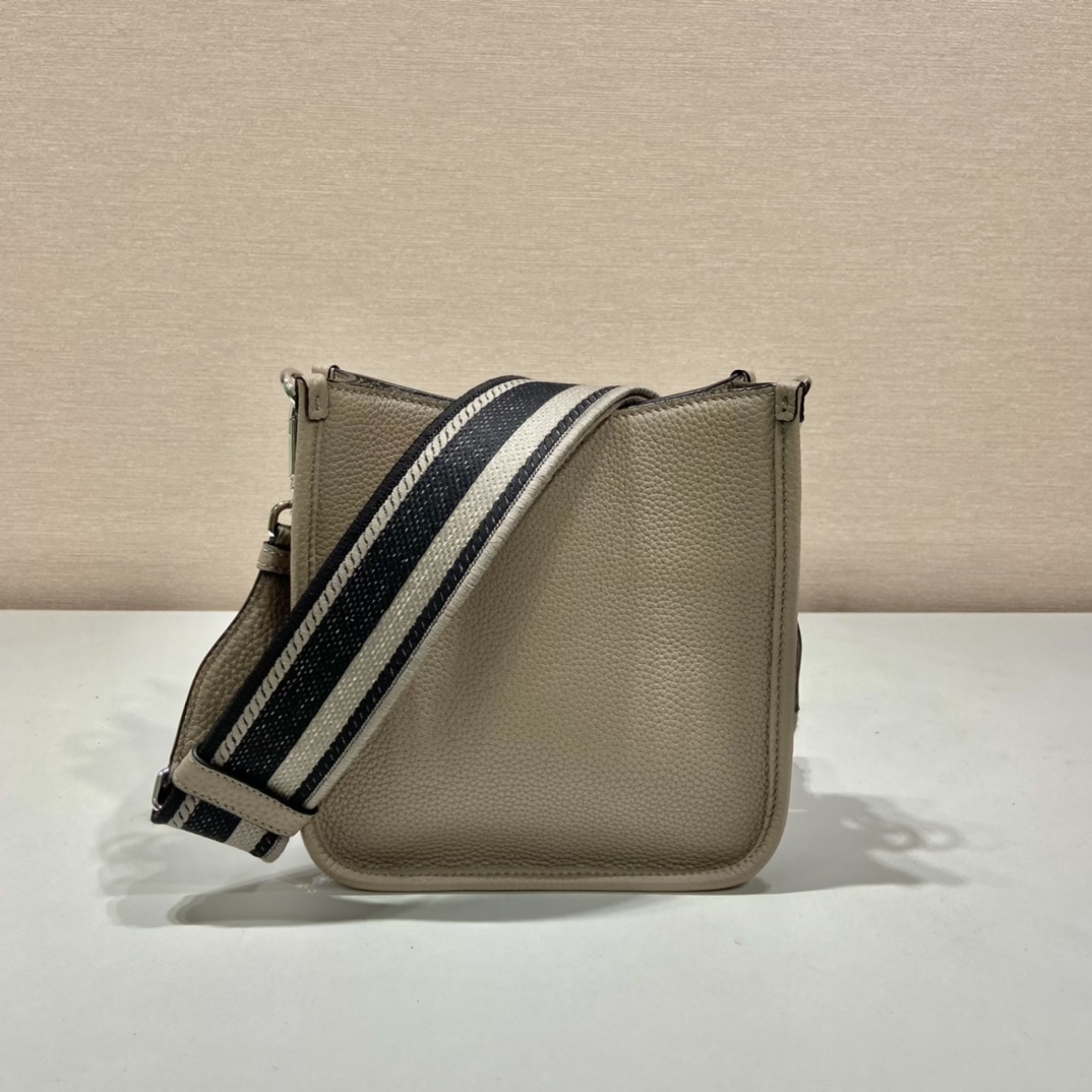 （双肩带-银logo）mini 普拉达 PRADA   斜跨 女包 浅灰色 皮质 H0-1BH191_2DKV_F0572_V_3OO