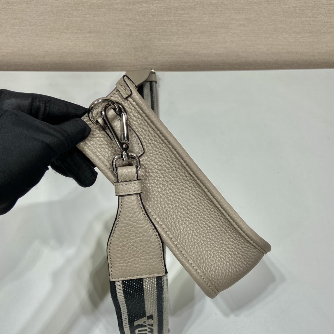 （双肩带-银logo）mini 普拉达 PRADA   斜跨 女包 浅灰色 皮质 H0-1BH191_2DKV_F0572_V_3OO