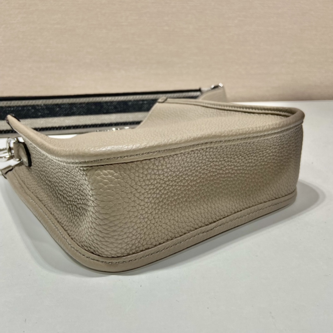 （双肩带-银logo）mini 普拉达 PRADA   斜跨 女包 浅灰色 皮质 H0-1BH191_2DKV_F0572_V_3OO