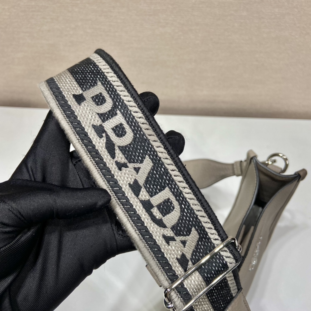 （双肩带-银logo）mini 普拉达 PRADA   斜跨 女包 浅灰色 皮质 H0-1BH191_2DKV_F0572_V_3OO