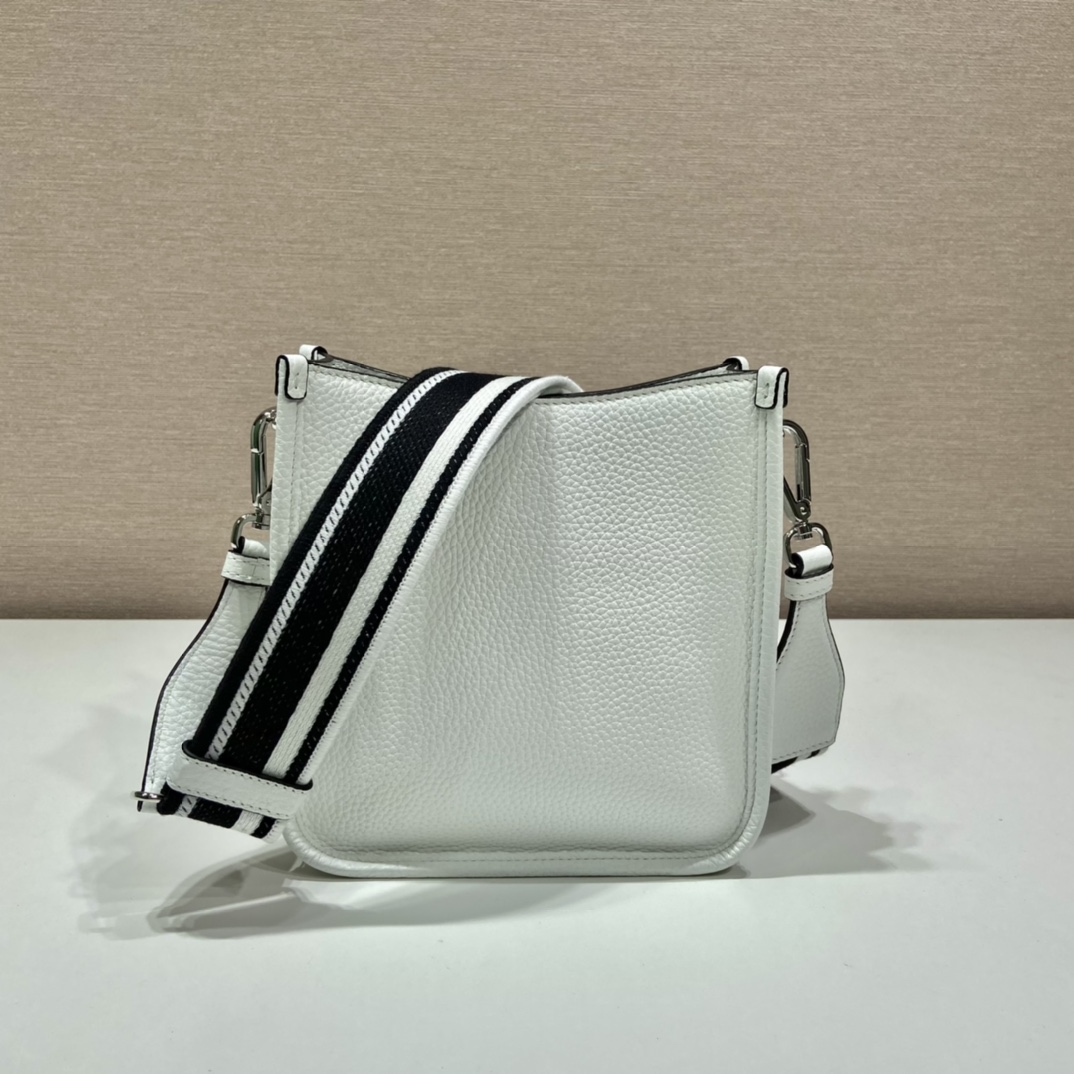 （双肩带-银logo）mini 普拉达 PRADA   斜跨 女包 白色 皮质 H0-1BH191_2DKV_F0009_V_3OO