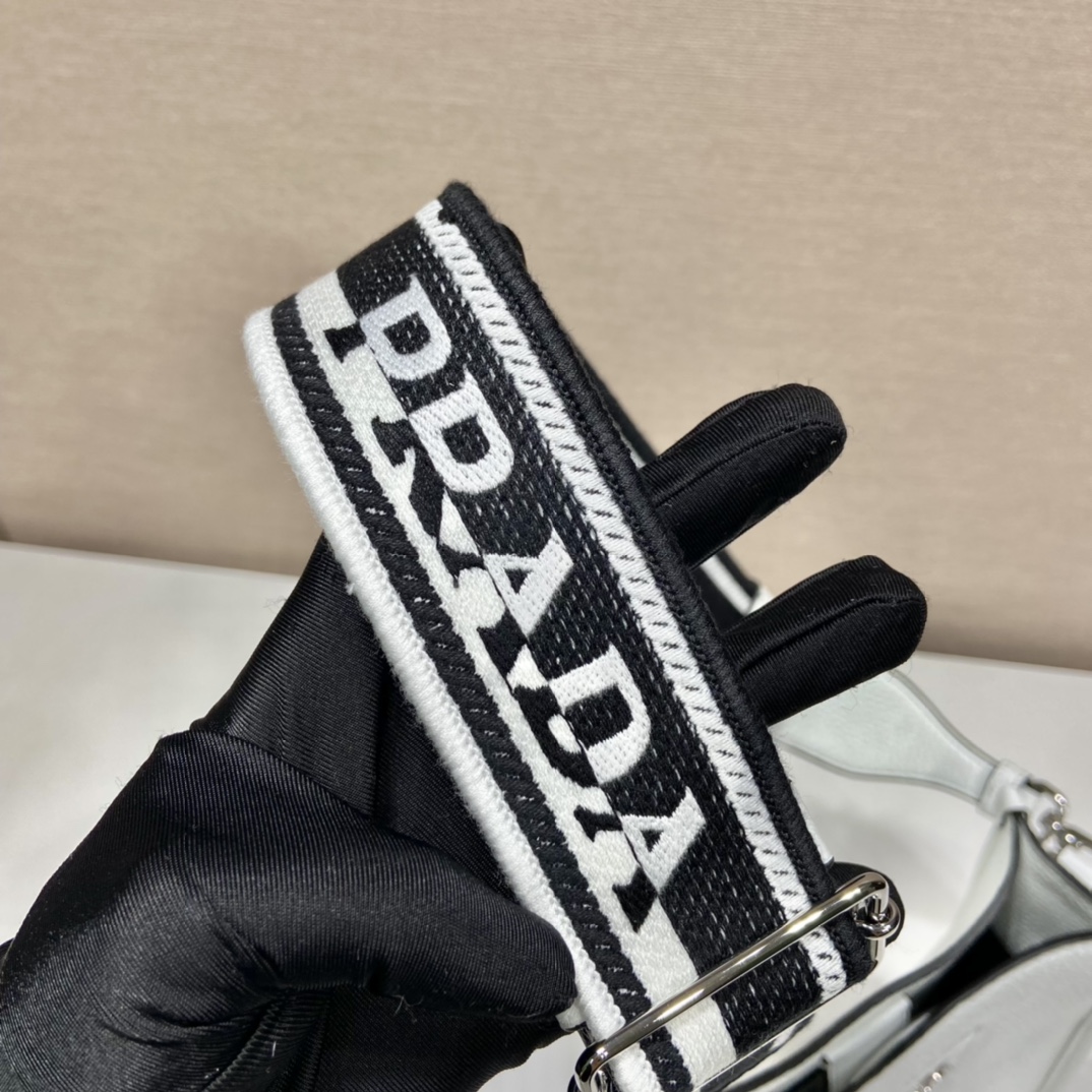 （双肩带-银logo）mini 普拉达 PRADA   斜跨 女包 白色 皮质 H0-1BH191_2DKV_F0009_V_3OO