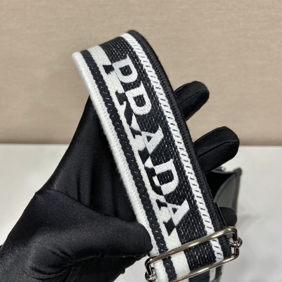 （双肩带-银logo）mini 普拉达 PRADA   斜跨 女包 黑色 皮质 H0-1BH191_2DKV_F0002_V_3OO