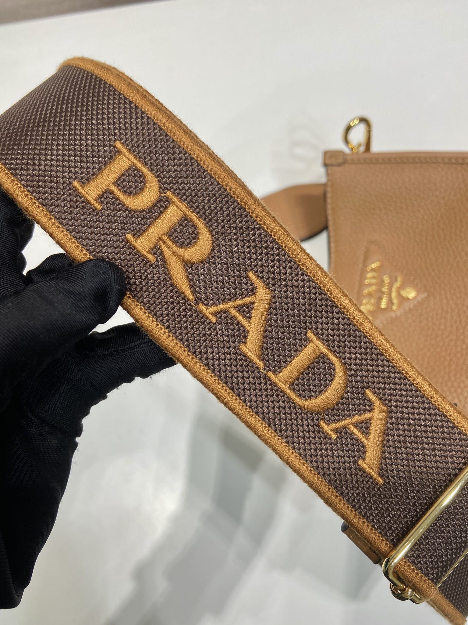 （双肩带-金logo）mini 普拉达 PRADA   斜跨 女包 驼色 皮质 H0-肩带可调节，可拆卸