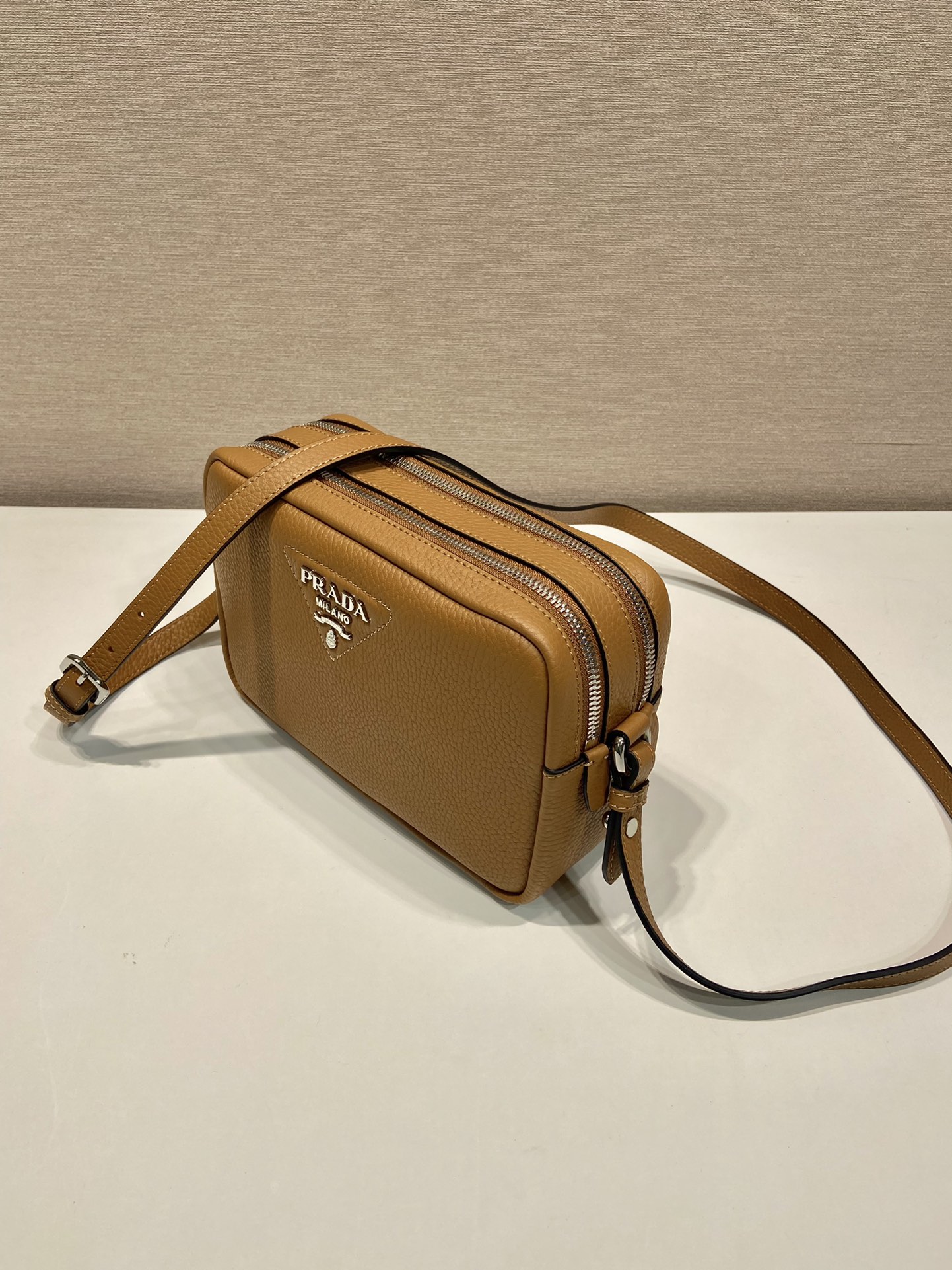 （双肩带-银logo） 普拉达 PRADA   斜跨 女包 焦糖色 皮质 H0-1BH082_2DKV_F03V8_V_7NM