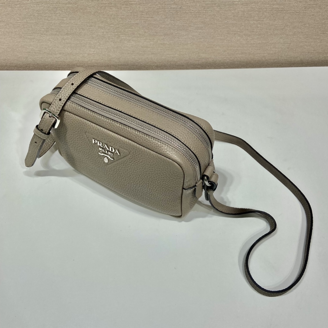 （双肩带-银logo） 普拉达 PRADA  相机 斜跨 女包 灰色 皮质 1BH082_2DKV_F0572_V_3OM