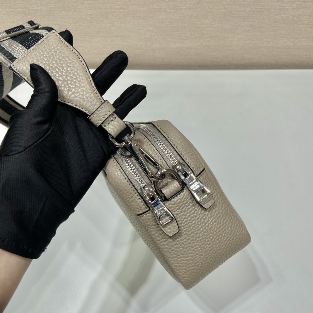 （双肩带-银logo） 普拉达 PRADA  相机 斜跨 女包 灰色 皮质 1BH082_2DKV_F0572_V_3OM