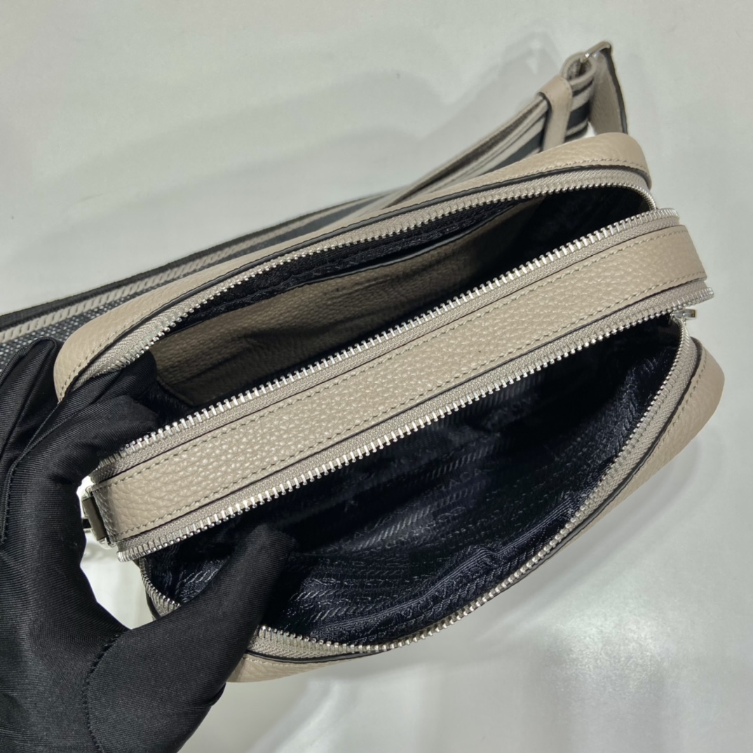 （双肩带-银logo） 普拉达 PRADA  相机 斜跨 女包 灰色 皮质 1BH082_2DKV_F0572_V_3OM