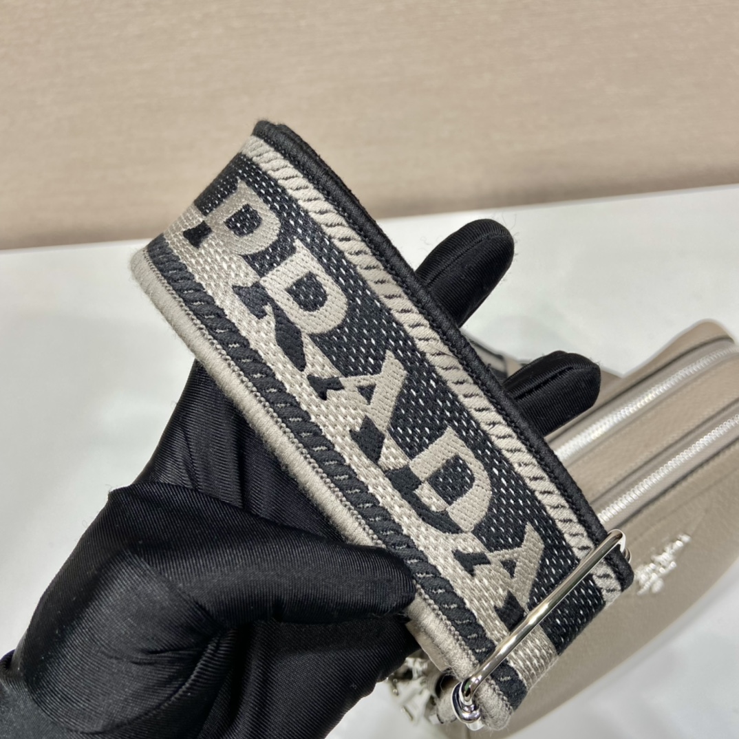 （双肩带-银logo） 普拉达 PRADA  相机 斜跨 女包 灰色 皮质 1BH082_2DKV_F0572_V_3OM