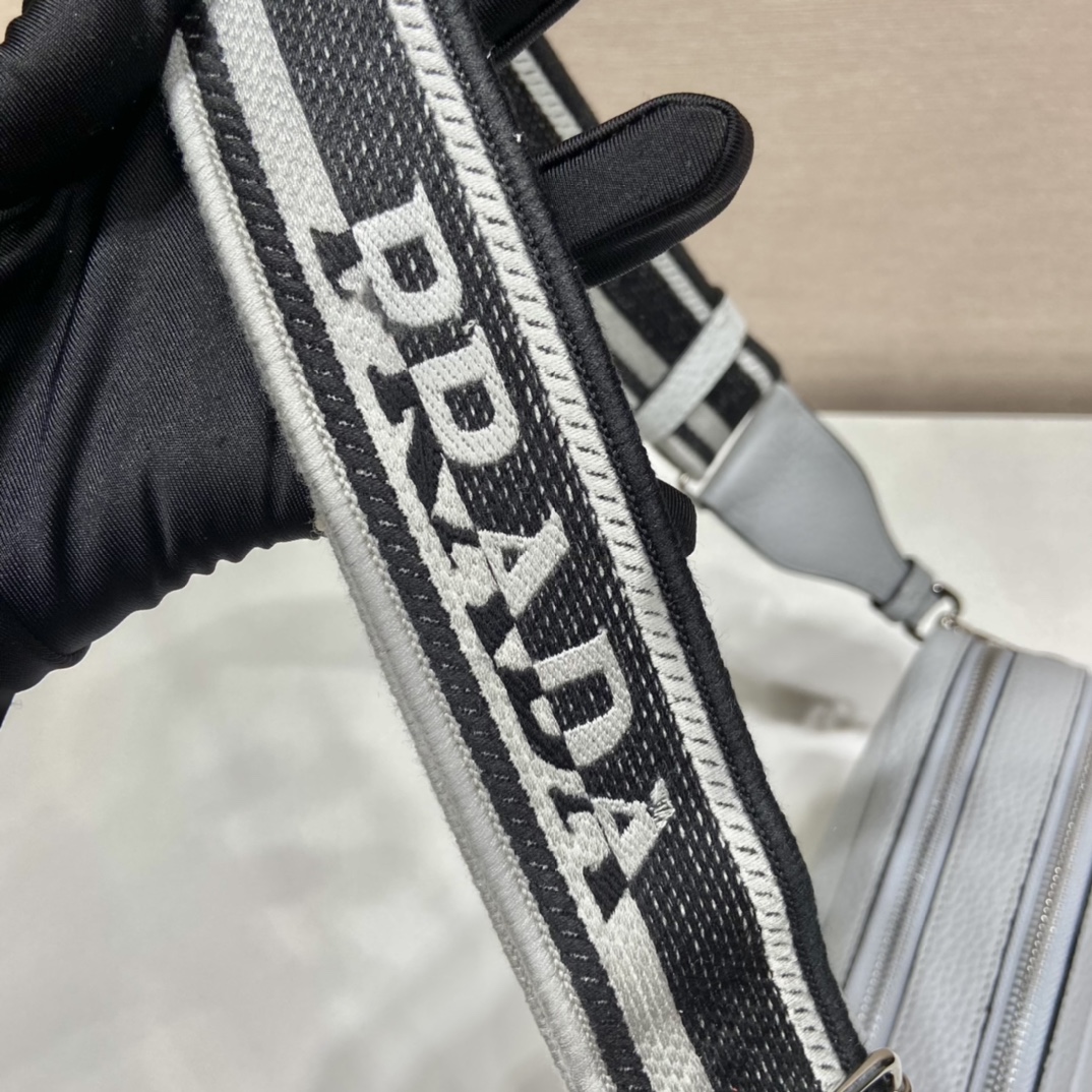 （双肩带-银logo） 普拉达 PRADA  相机 斜跨 女包 灰白 皮质 1BH082_2DKV_F010I_V_3OM