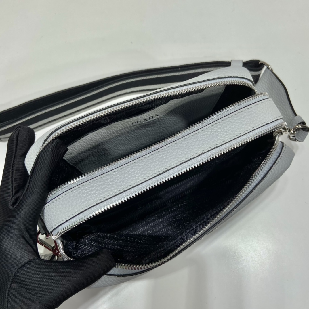 （双肩带-银logo） 普拉达 PRADA  相机 斜跨 女包 灰白 皮质 1BH082_2DKV_F010I_V_3OM