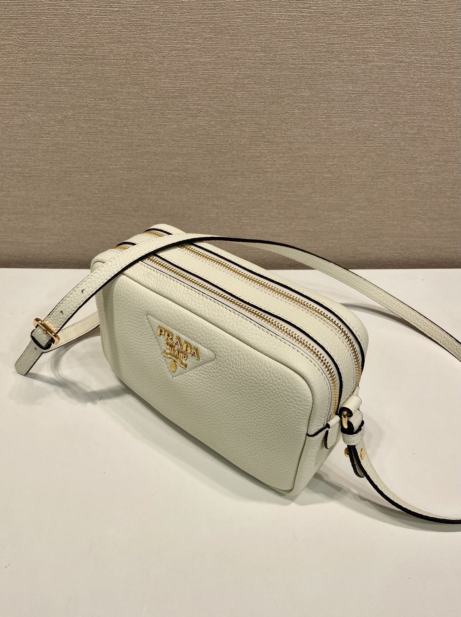  （双肩带-金logo） 普拉达 PRADA  相机 斜跨 女包 白色 皮质 1BH082_2DKV_F02EU_V_7NM