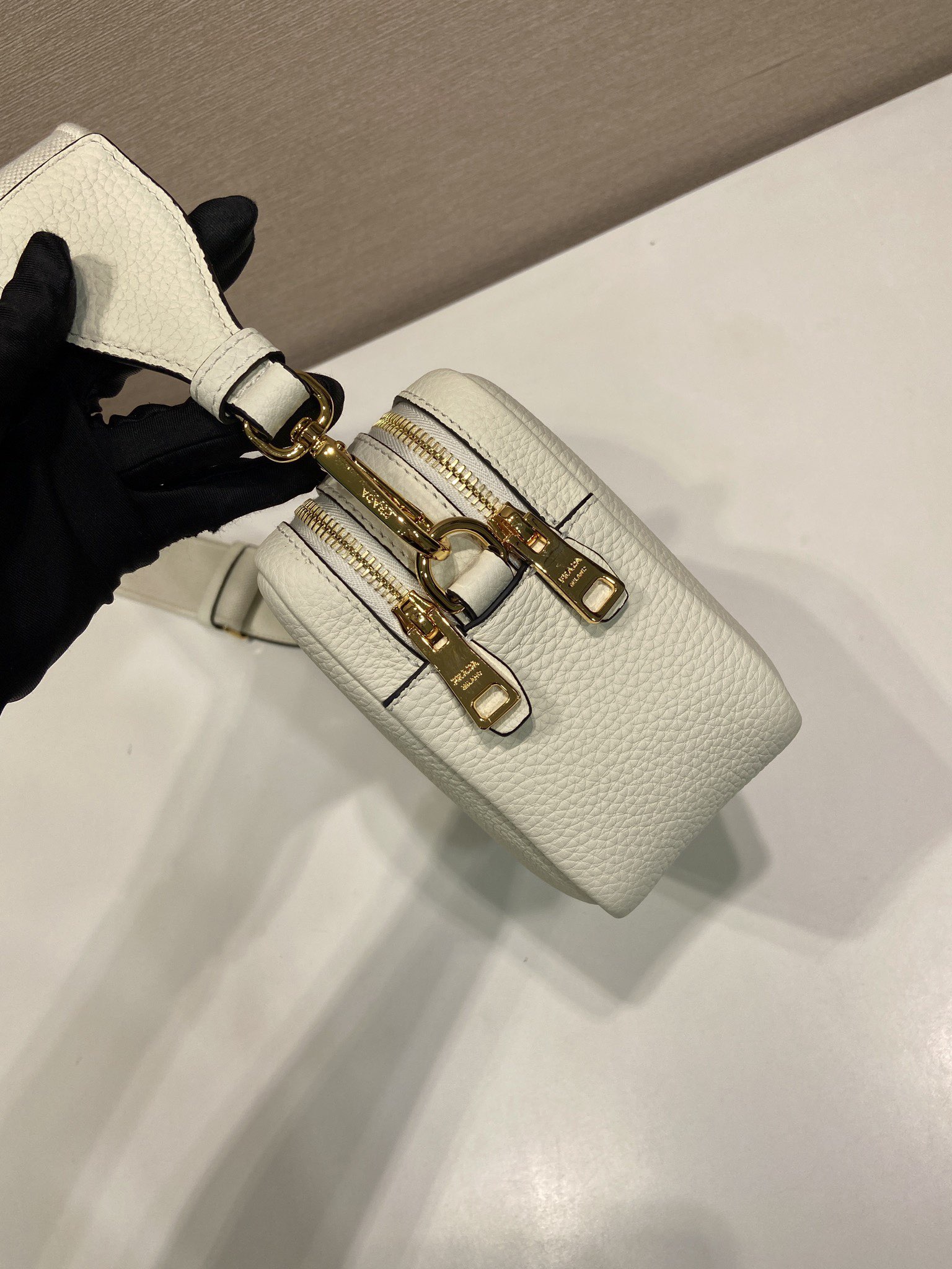  （双肩带-金logo） 普拉达 PRADA  相机 斜跨 女包 白色 皮质 1BH082_2DKV_F02EU_V_7NM
