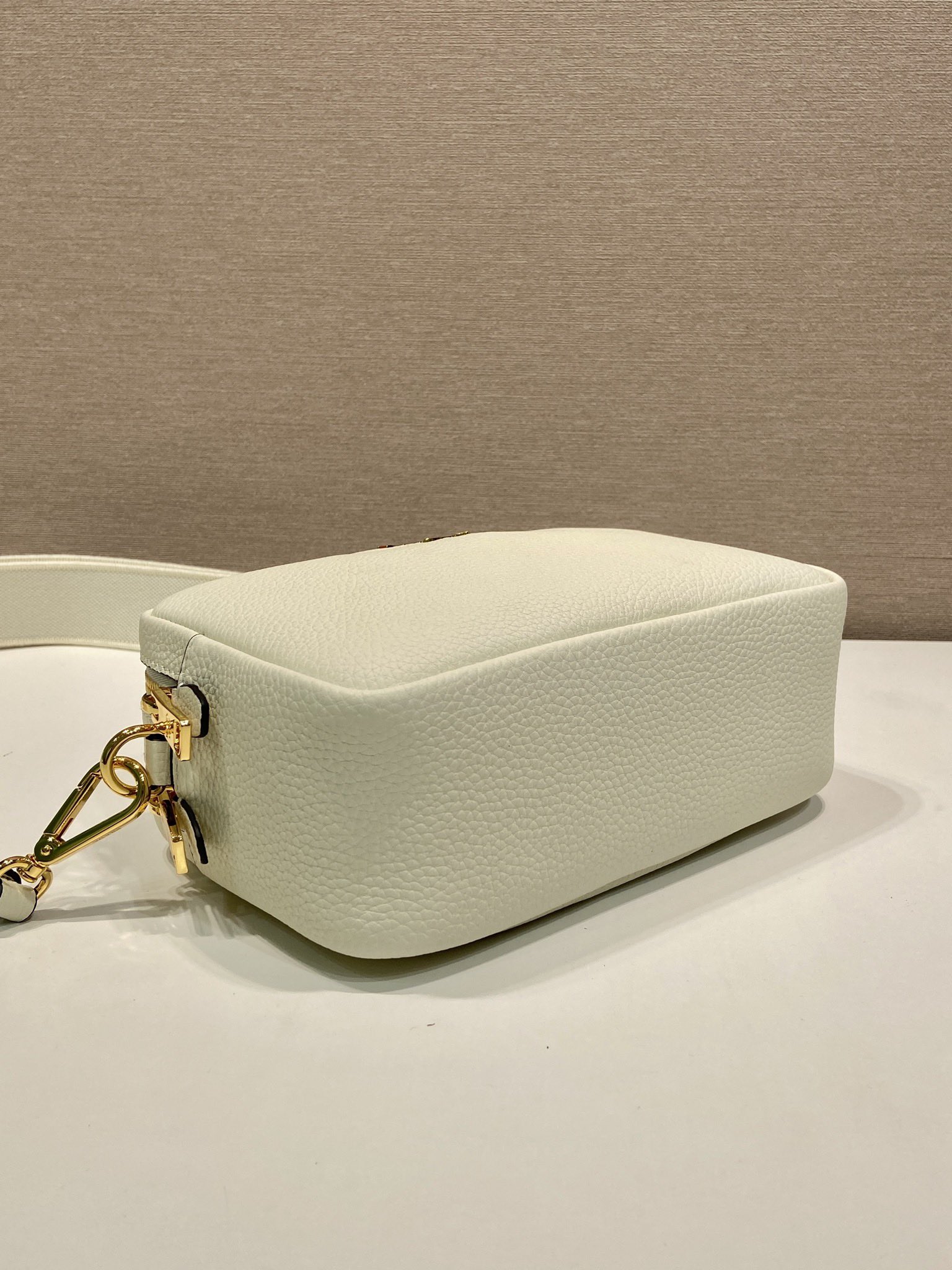  （双肩带-金logo） 普拉达 PRADA  相机 斜跨 女包 白色 皮质 1BH082_2DKV_F02EU_V_7NM